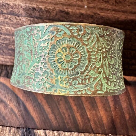 Handcrafted Artesian Boho Brass Patina Bracelet, Chartreuse‎ Floral Scrollwork, - Picture 3 of 6